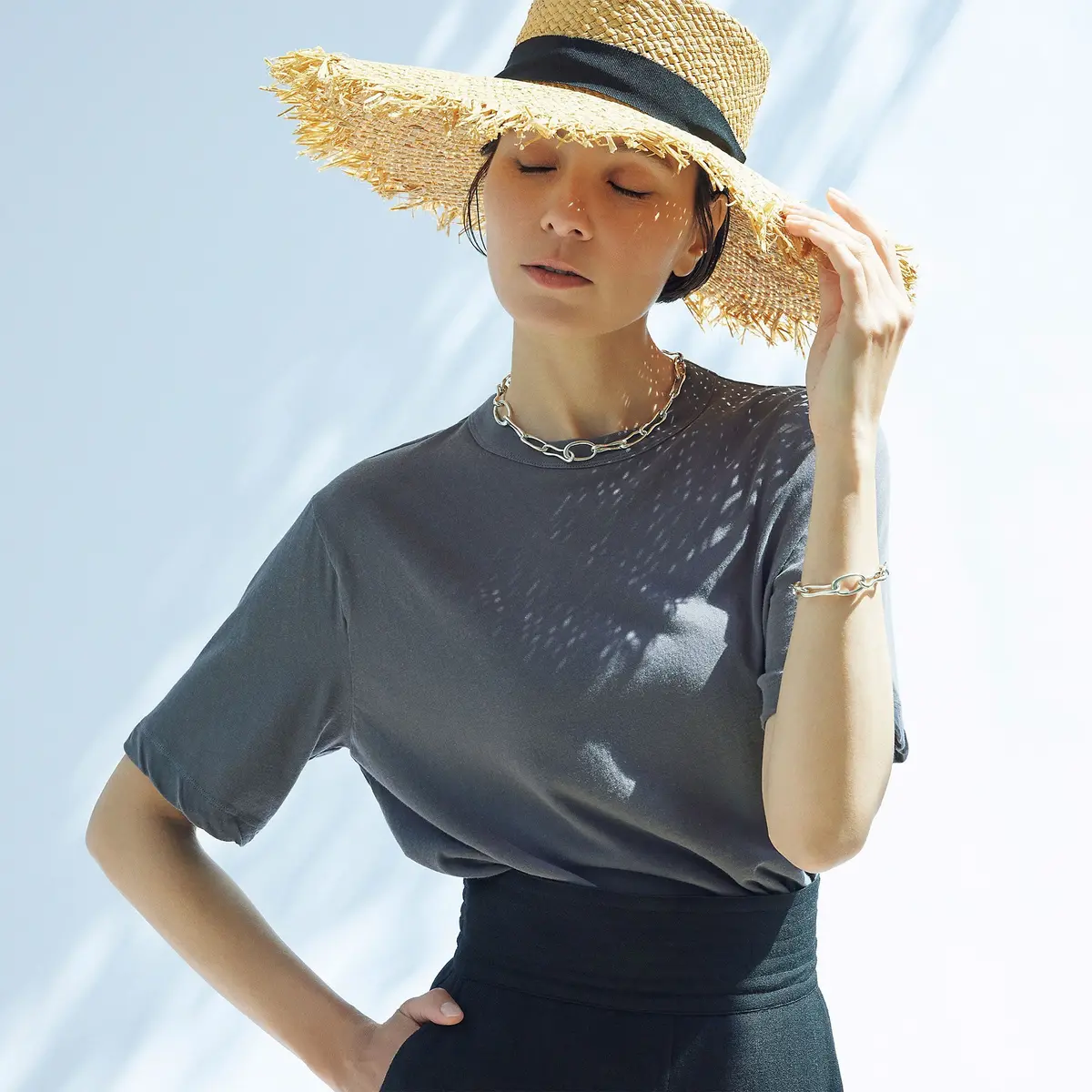 真夏でも涼やかにつけられる「SOPHIE BUHAI」のチェーンブレスレット