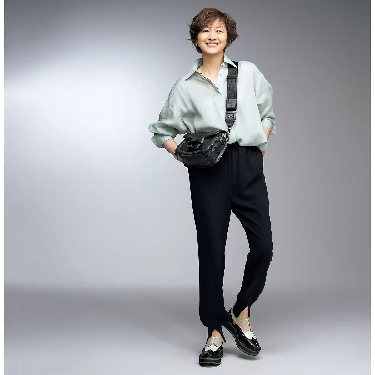 【極美品】富岡佳子さん着用　BLAMINK エンブロイダリーフリンジケープ 富岡佳子さんが着こなす「CLERGERIE×éclat」の名品ローファー｜Web