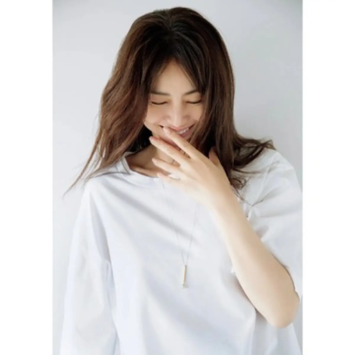 肌色を沈ませない特別なTシャツが完成！井川遥さんが着る「loin.」の