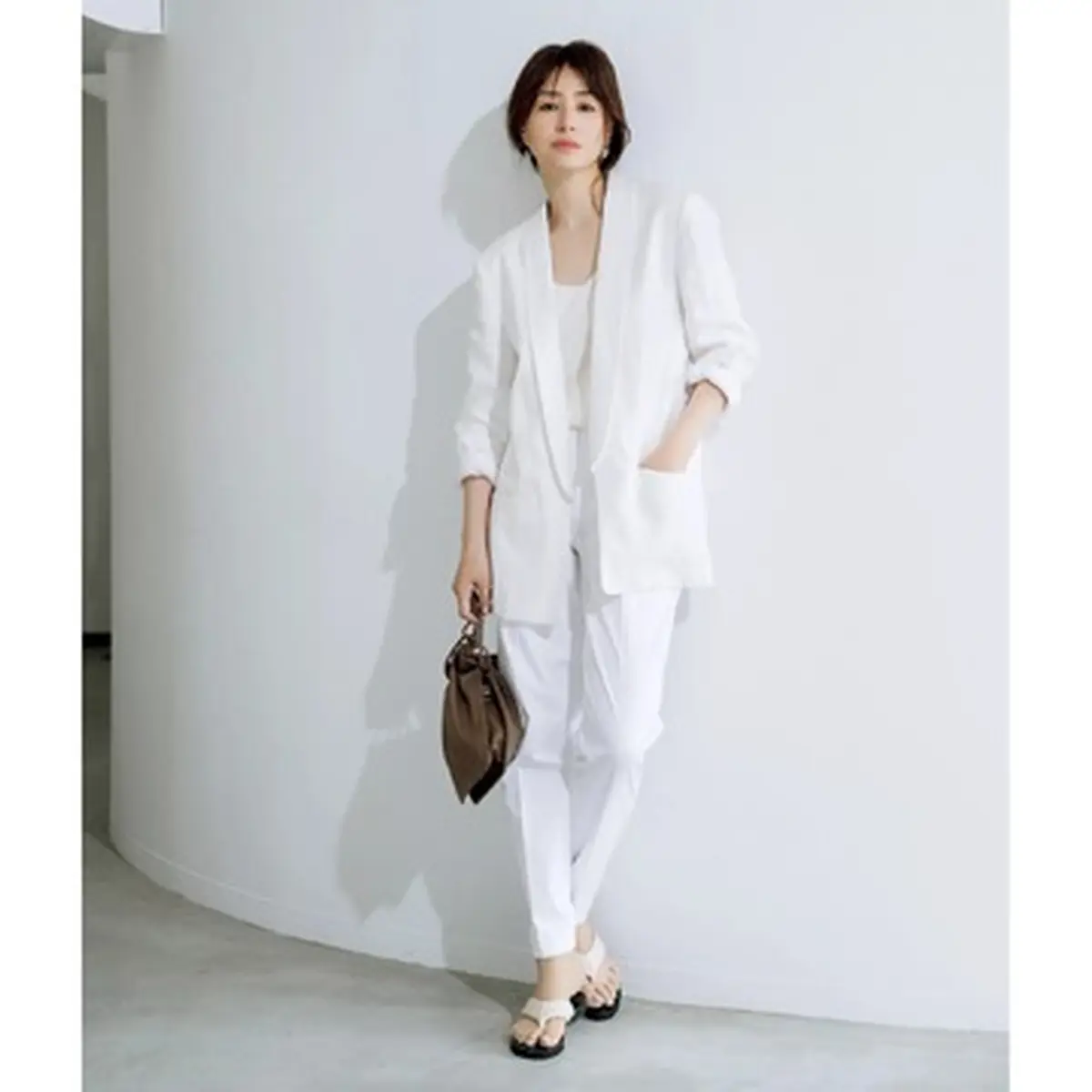 凛としたたたずまいをつくる服、井川遥さんが着る「loin.」リネン