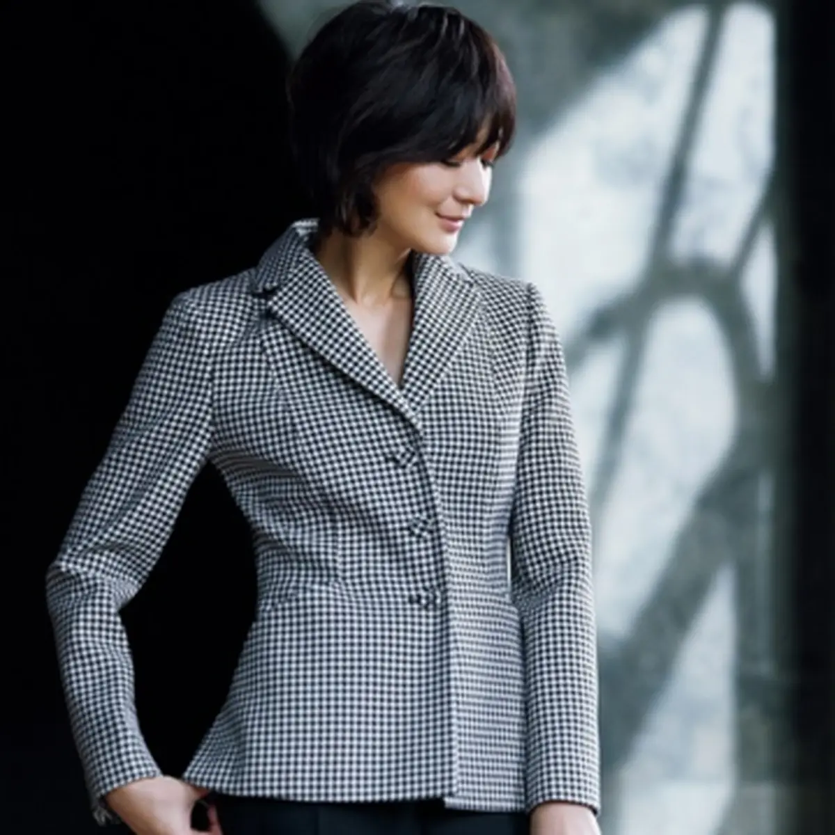 富岡佳子 DIOR「バー」ジャケットをまとって】細部まで美しい千鳥格子