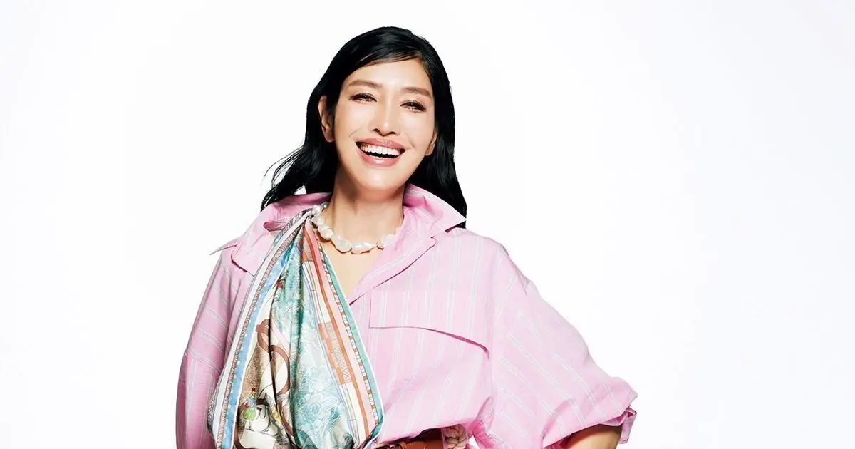 存在感ある大判スカーフ＆バロックパールのネックレスがポイント。アン